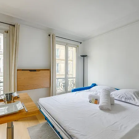 Modern Close To The Champs Elysees - - Welkeys *