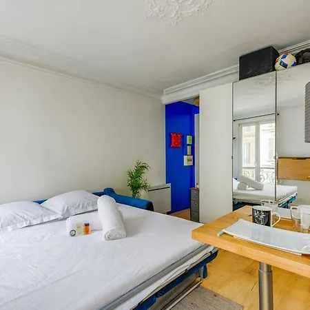 Modern Close To The Champs Elysees - - Welkeys